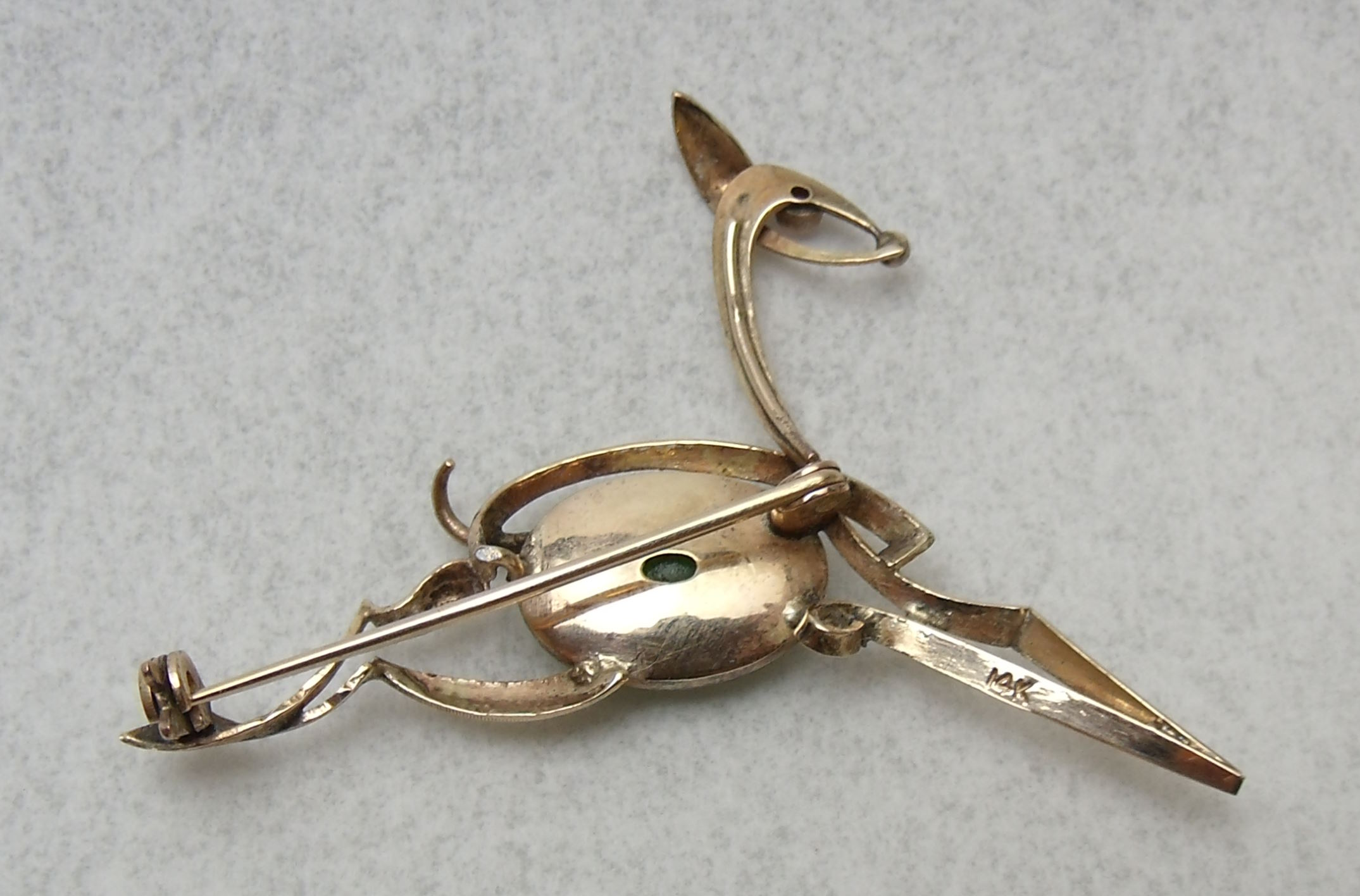 Back of a 14ct gold stylised horse brooch