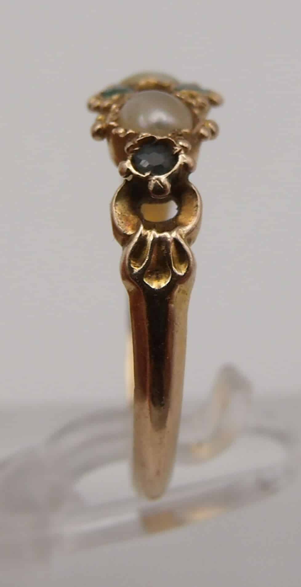 Shoulder on Victorian 15ct Gold ring