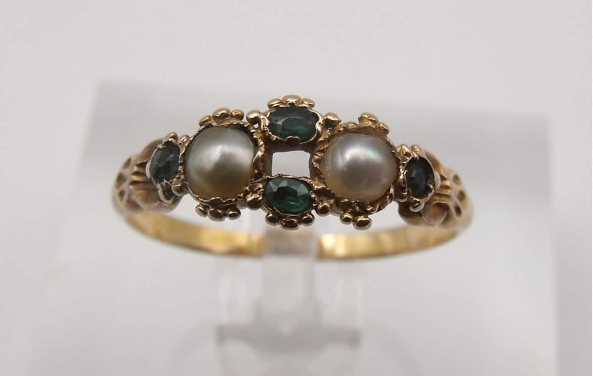 Victorian 15ct Gold ring with split pearls and green stones