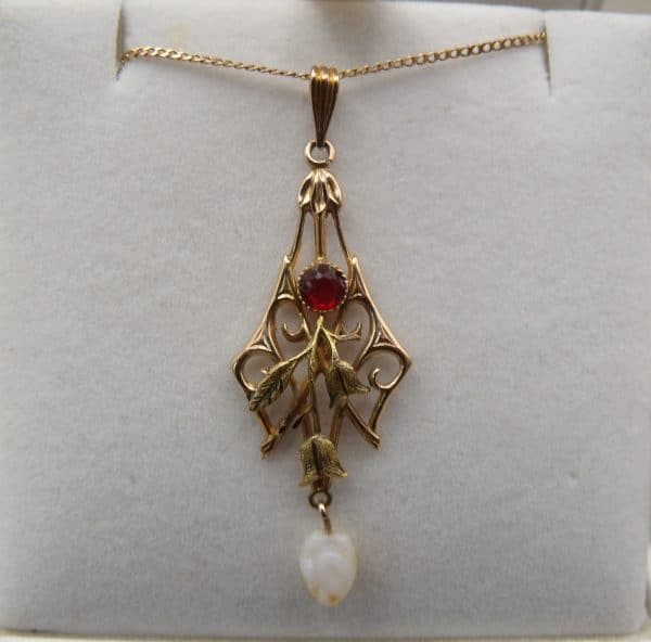 10 ct Gold Art Nouveau Pendant